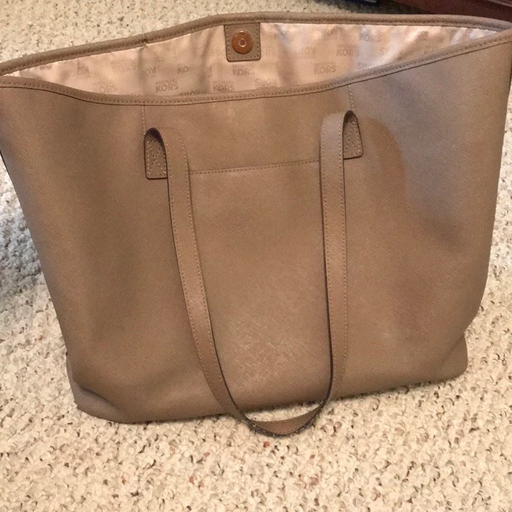 EUC AUTHENTIC Michael Kors Large purse - Picture 5 of 8